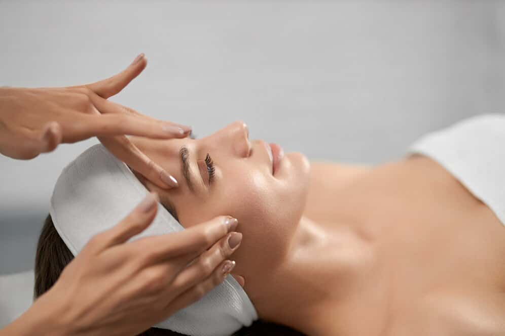 smiling-young-woman-procedure-face_7502-7528.jpg smiling-young-woman-procedure-face_7502-7528.jpg