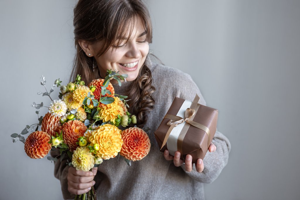 young-woman-with-a-gift-box-and-a-bouquet-of-flowers-in-her-hands.jpg young-woman-with-a-gift-box-and-a-bouquet-of-flowers-in-her-hands.jpg