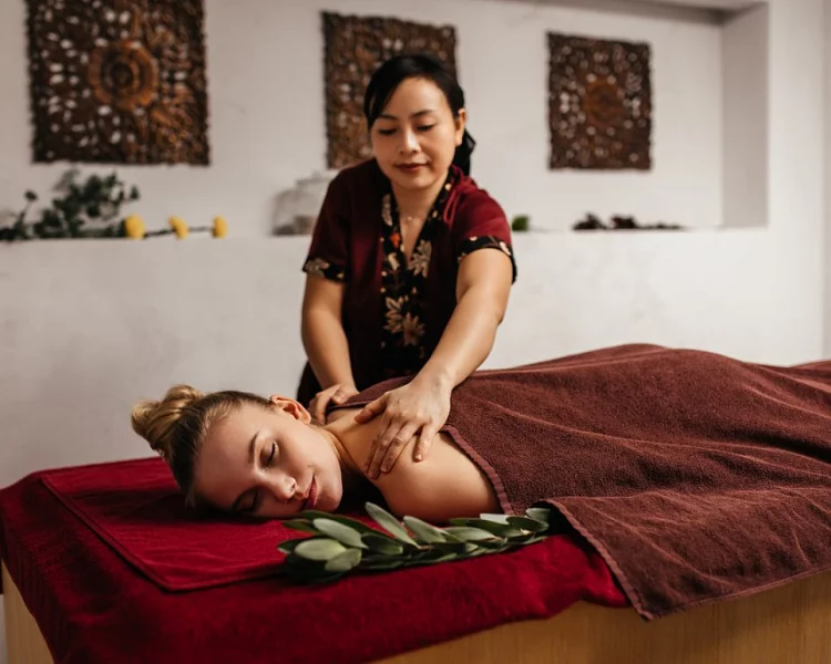 Подарочный сертификат на Новый год коллегам в Royal Thai на сумму 10000 рублей