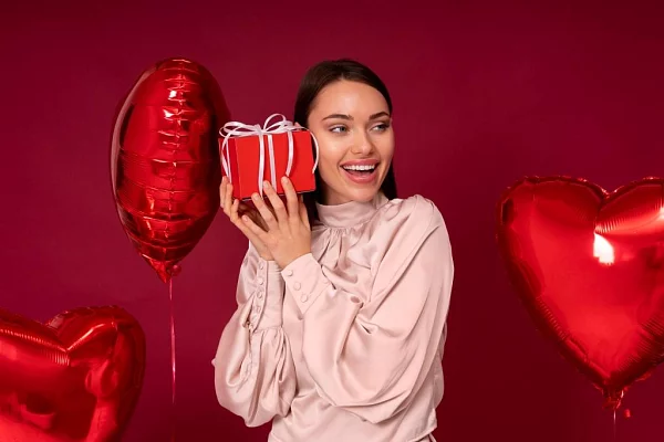 Подарок женщине на 14 февраля