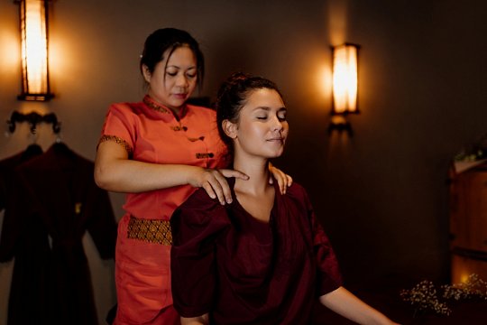 Подарочный сертификат на Рождество на массаж шейно-воротниковой зоны с бальзамом