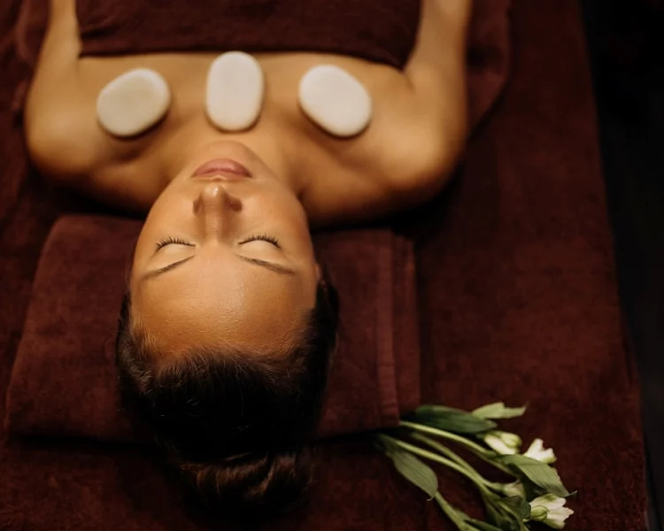 Подарочный сертификат на Рождество на стоун-программу с горячими камнями